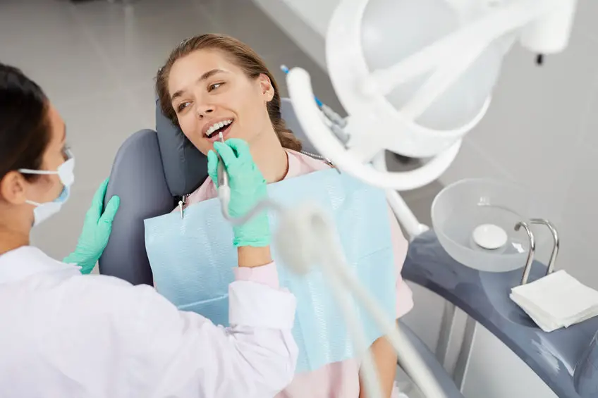 Qu’est-ce qu’un implant dentaire ? Explication de l’implantologie
